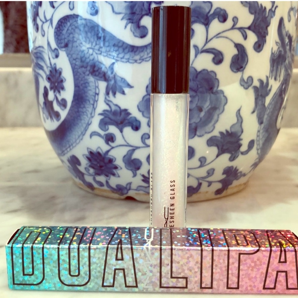 MAC Dua Lipa
MAC CREMESHEEN GLASS